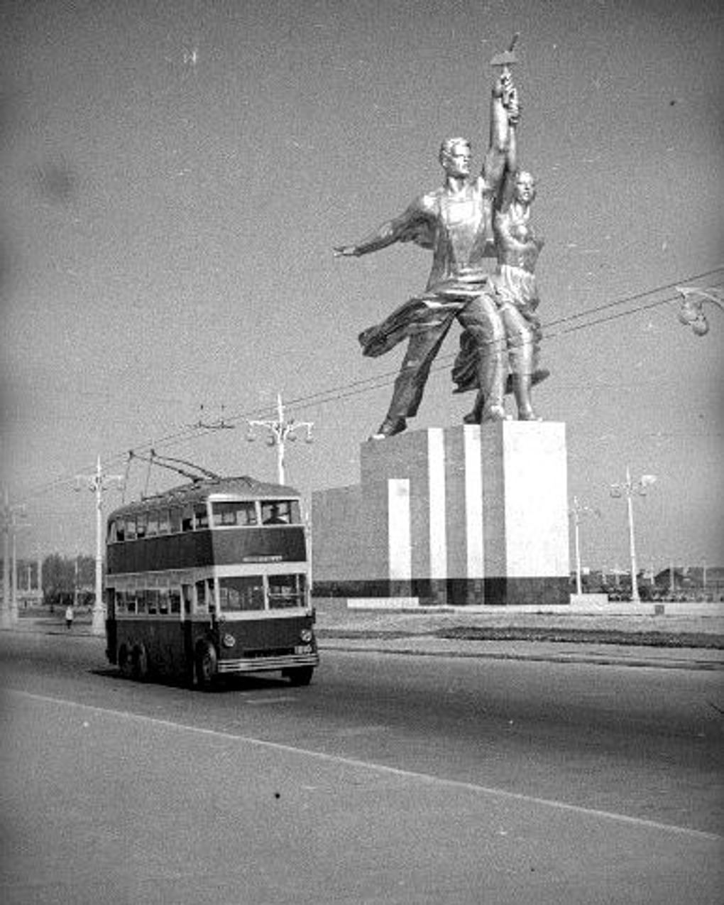 Скульптура Веры Мухиной «Рабочий и колхозница» перед Всесоюзной сельскохозяйственной выставкой. Москва, 1940 год. Фотография: Эммануил Евзерихин / Мультимедиа Арт Музей, Москва