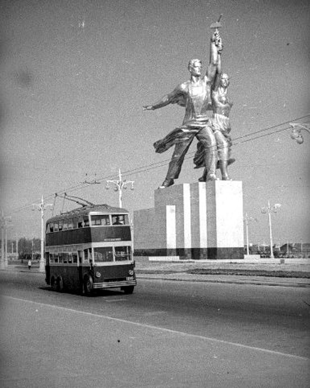 Скульптура Веры Мухиной «Рабочий и колхозница» перед Всесоюзной сельскохозяйственной выставкой. Москва, 1940 год. Фотография: Эммануил Евзерихин / Мультимедиа Арт Музей, Москва