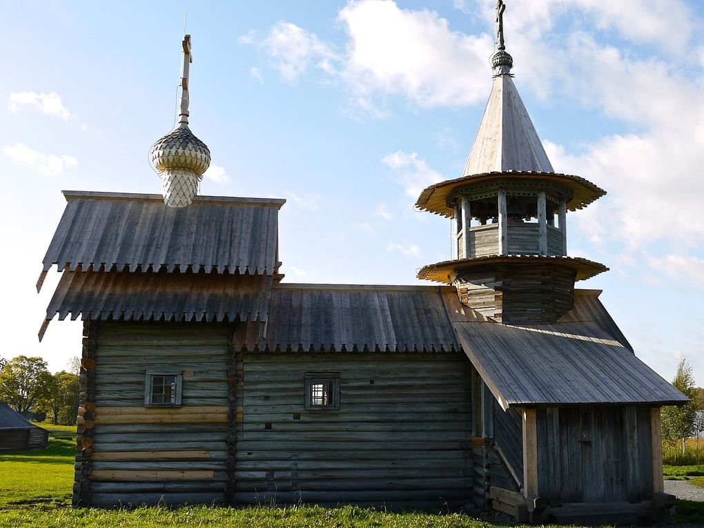 Шатровая колокольня, Кижи. Фотография: Marie Thérèse Hébert &amp; Jean Robert Thibault / <a href="https://commons.wikimedia.org/w/index.php?curid=98708580" target="_blank" rel="noopener">commons.wikimedia.org</a> / <a href="https://creativecommons.org/licenses/by-sa/2.0" target="_blank" rel="noopener">CC BY-SA 2.0</a>