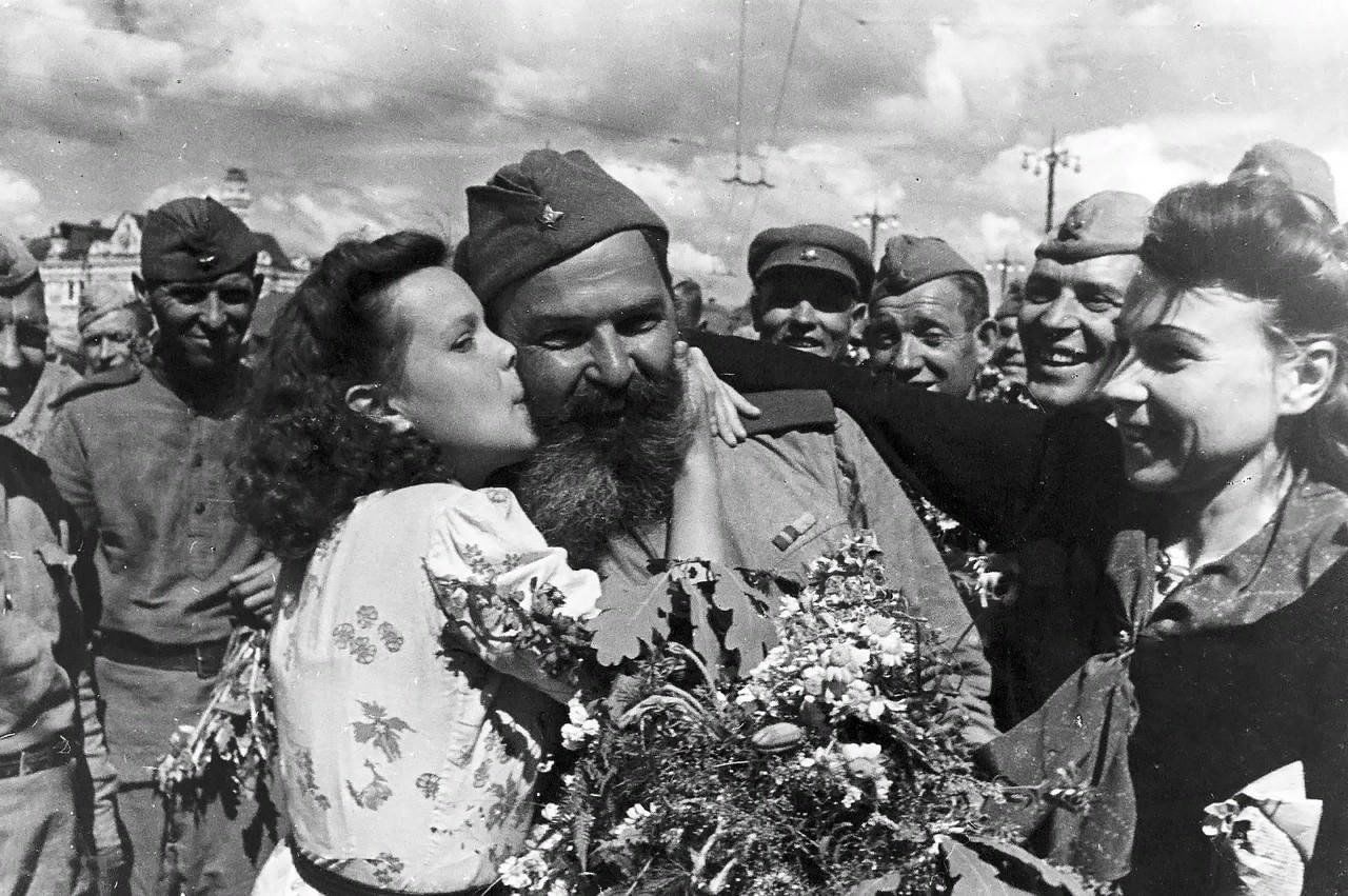 День победы старые фотографии. Встреча солдата. День Победы встреча солдат. Победа встреча солдат.