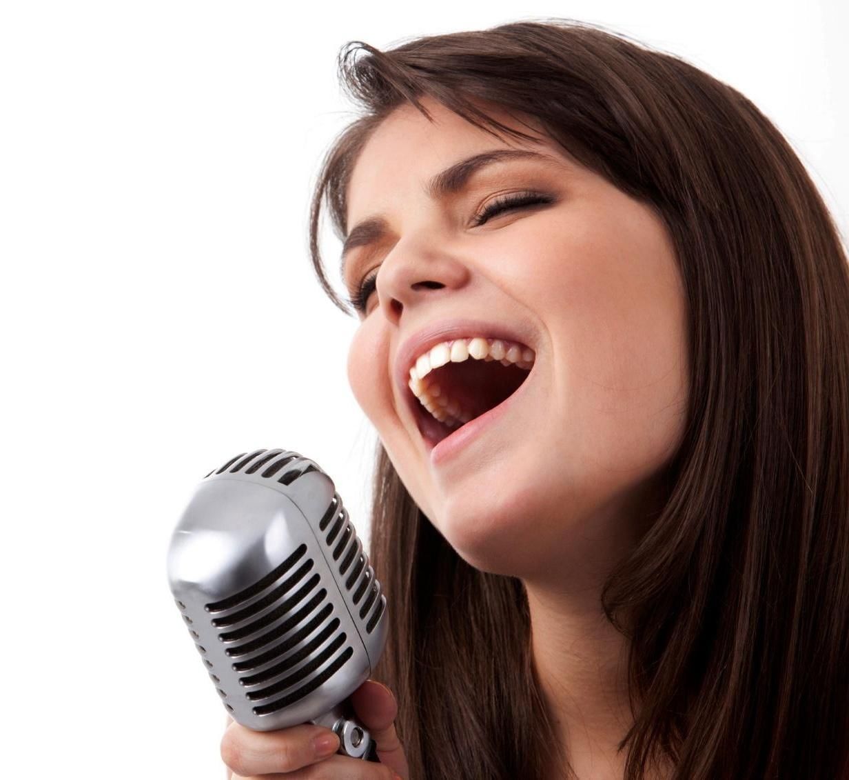 Давай музыку петь. Девушка поет. Человек поет. Женщина, которая поет. Девушка поет в микрофон.