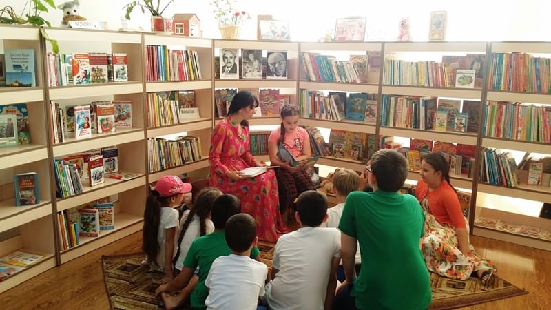 Библиотеки беседа с детьми. Библиотека в Чечне имени Михалкова. Беседа в библиотеке. Сельская библиотека. Встреча с библиотекарем в детском.