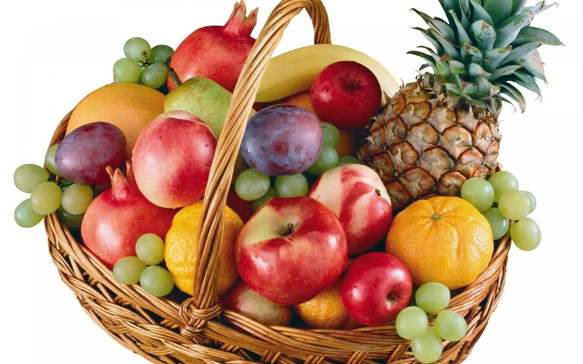 В вазе лежат 4 разных фрукта. Корзина фруктов. Фруктовая корзинка. Корзинка с овощами и фруктами. Фрукты на прозрачном фоне.