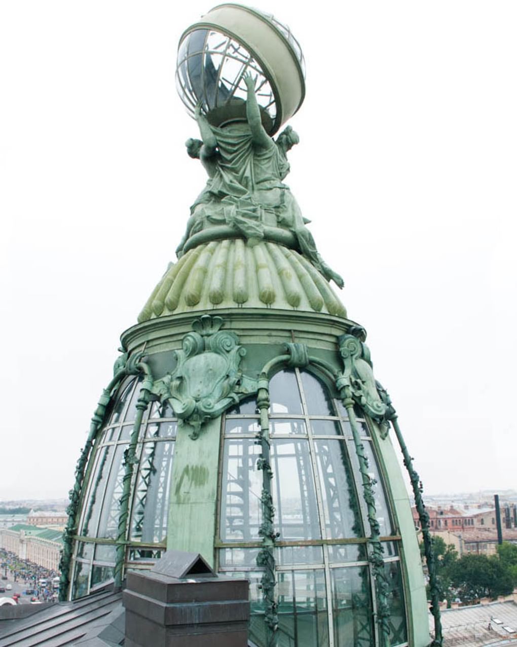 Глобус на здании «Зингер», Невский проспект, 28, Санкт-Петербург. Фотография: peterburg.guide