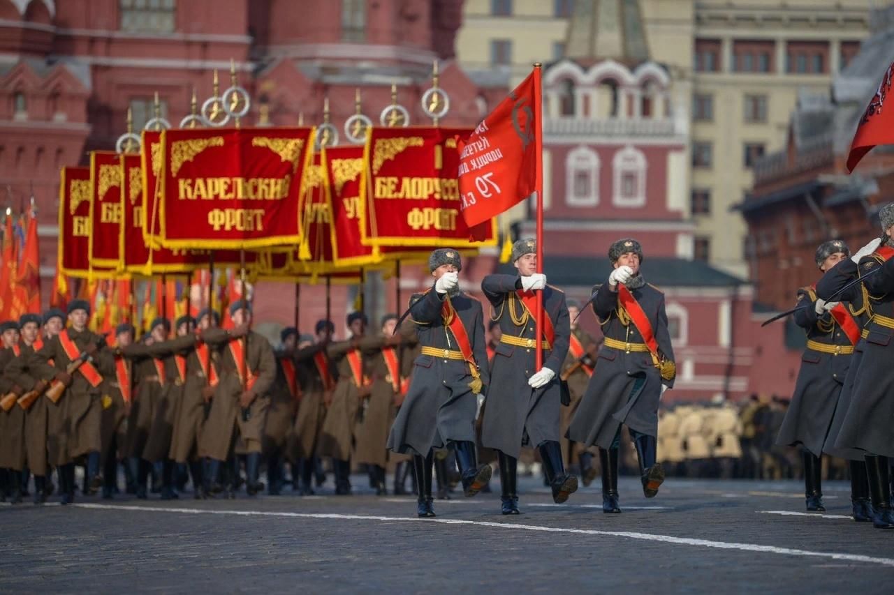 Фото парада 7 ноября 1941 года на красной площади в москве