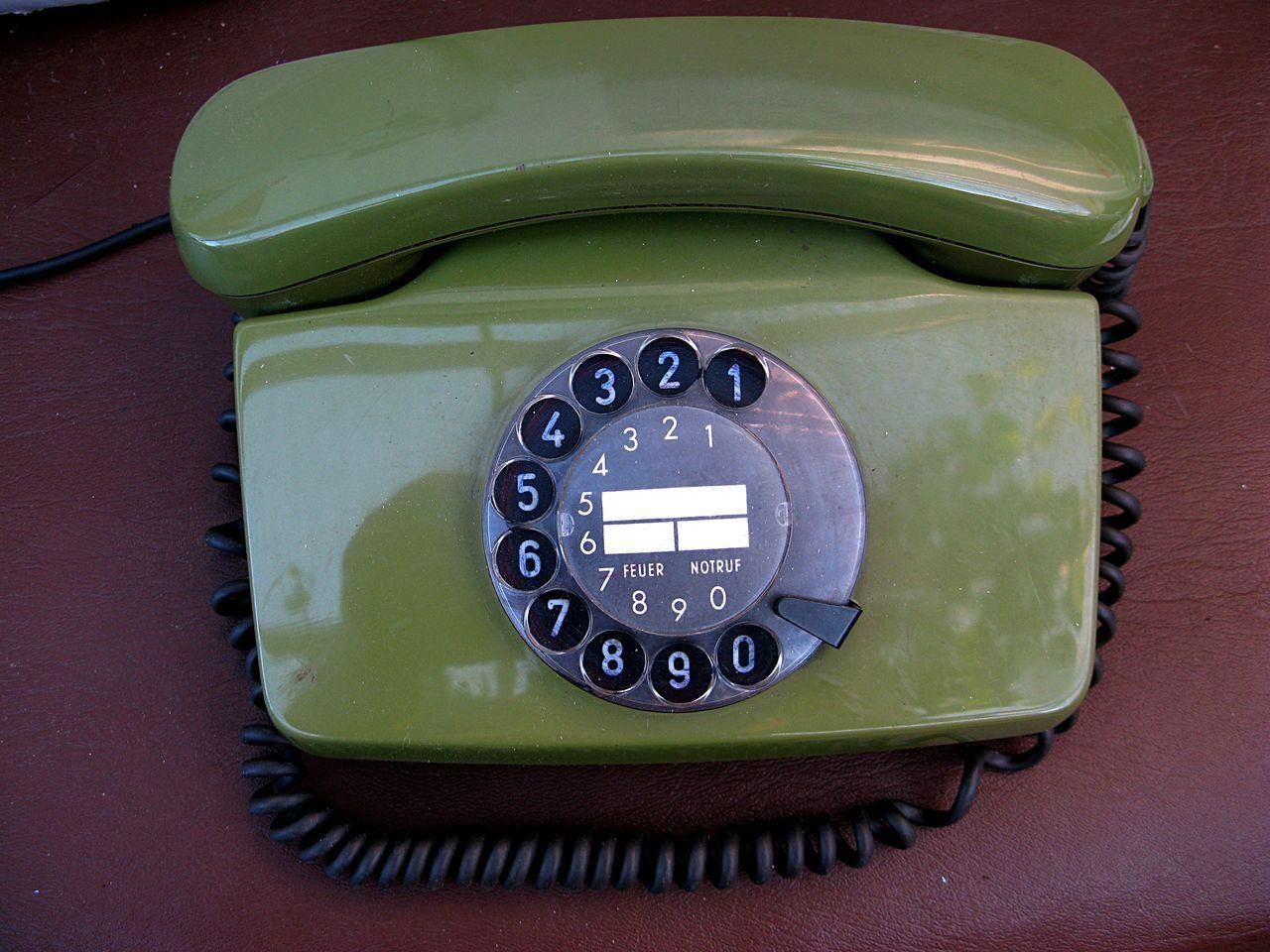 Дисковый телефон. Советский мобильник с крутилкой. Городской телефон с диском. Стационарный телефон 2000 годов. Старый стационарный телефон