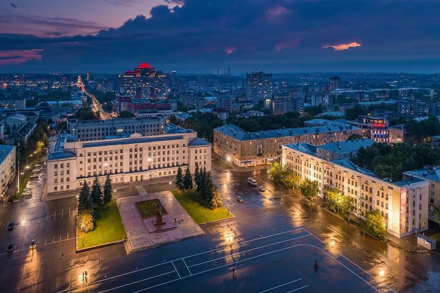 Кировский фотографии. Киров Театральная площадь с высоты птичьего полета. Город Киров с квадрокоптера. Киров красивые места. Киров с высоты.