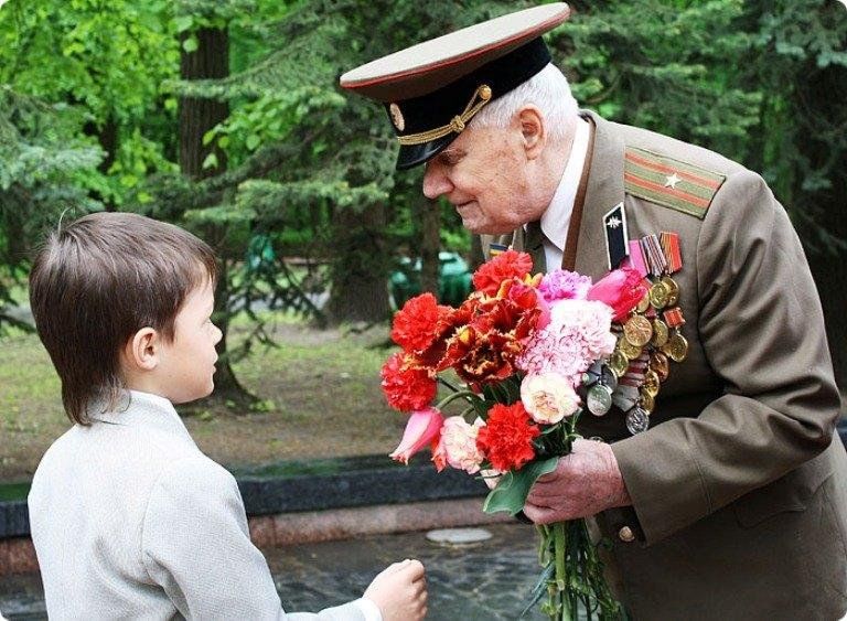 9 мая прадедушка. День Победы ветераны. Цветы ветеранам. Ветераны с цветами. Ветеранам дарят цветы.