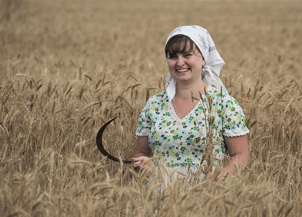 Жена в поле фото Есть женщины в русских селениях" 2020, Любимский район - дата и место проведения