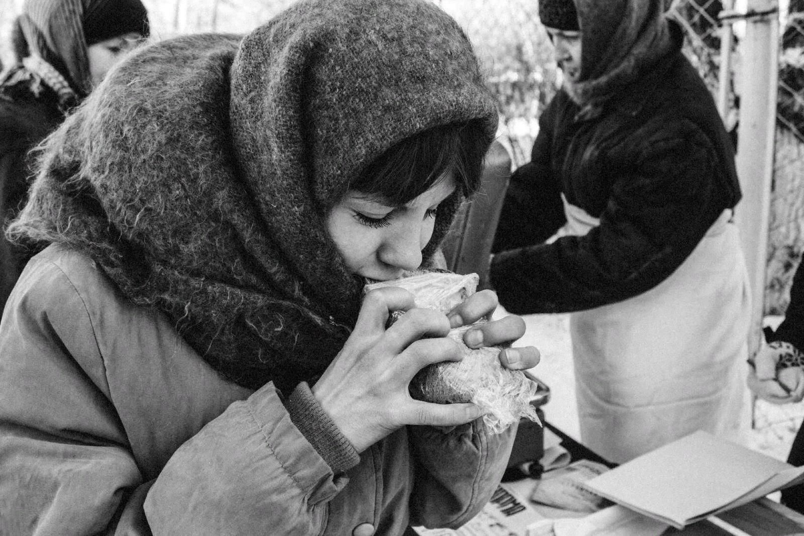 Муки ест. Блокадный хлеб Ленинграда. Блокада Ленинграда хлеб блокадного Ленинграда. Великая Отечественная война блокада Ленинграда хлеб. Люди блокадного Ленинграда с хлебом.