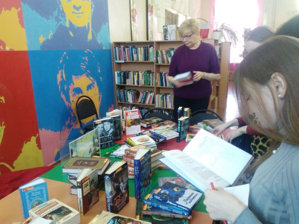 Книжный ижевск. Республиканская библиотека для детей и юношества Ижевск. Библиотека для детей и юношества Ижевск. ) Республиканская библиотека для детей город Ижевск. Ура выставка.