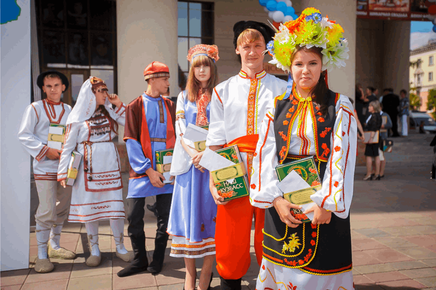 Представители разных. Праздник национальных культур. Народы Кузбасса. Национальный костюм Кемеровской области. Национальные костюмы Кузбасса.