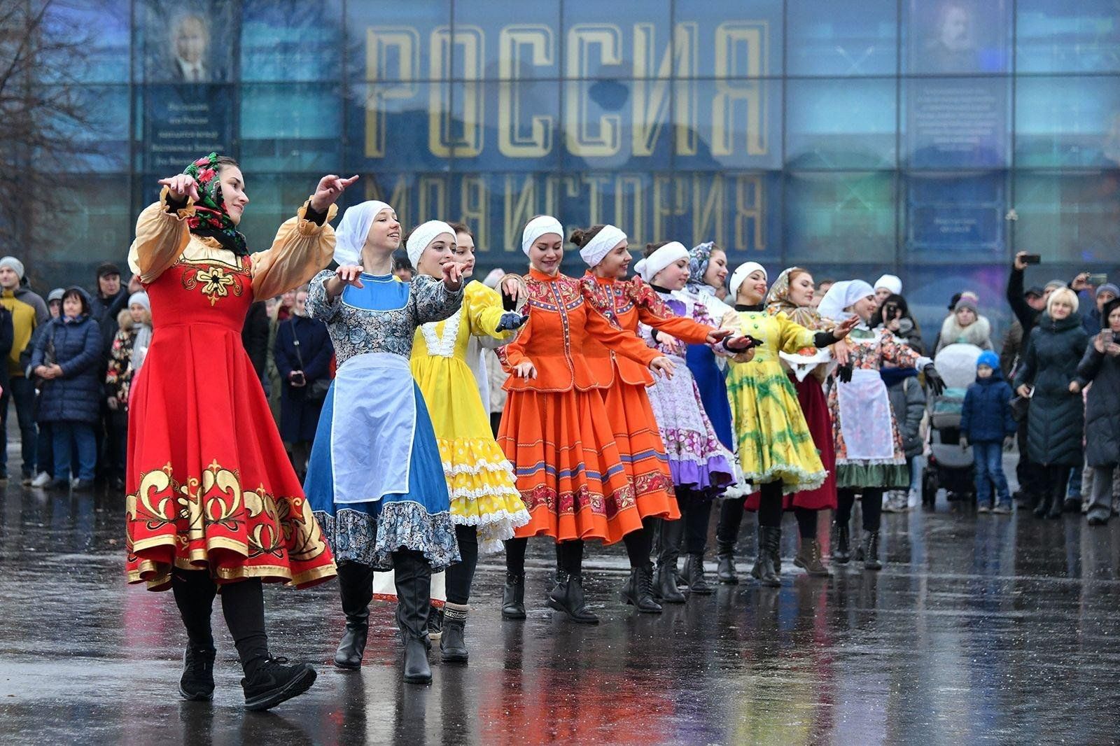 6.04 какой праздник. Народное единство. День народного единства в России. С праздником день народного единства. Гуляния в честь дня народного единства.