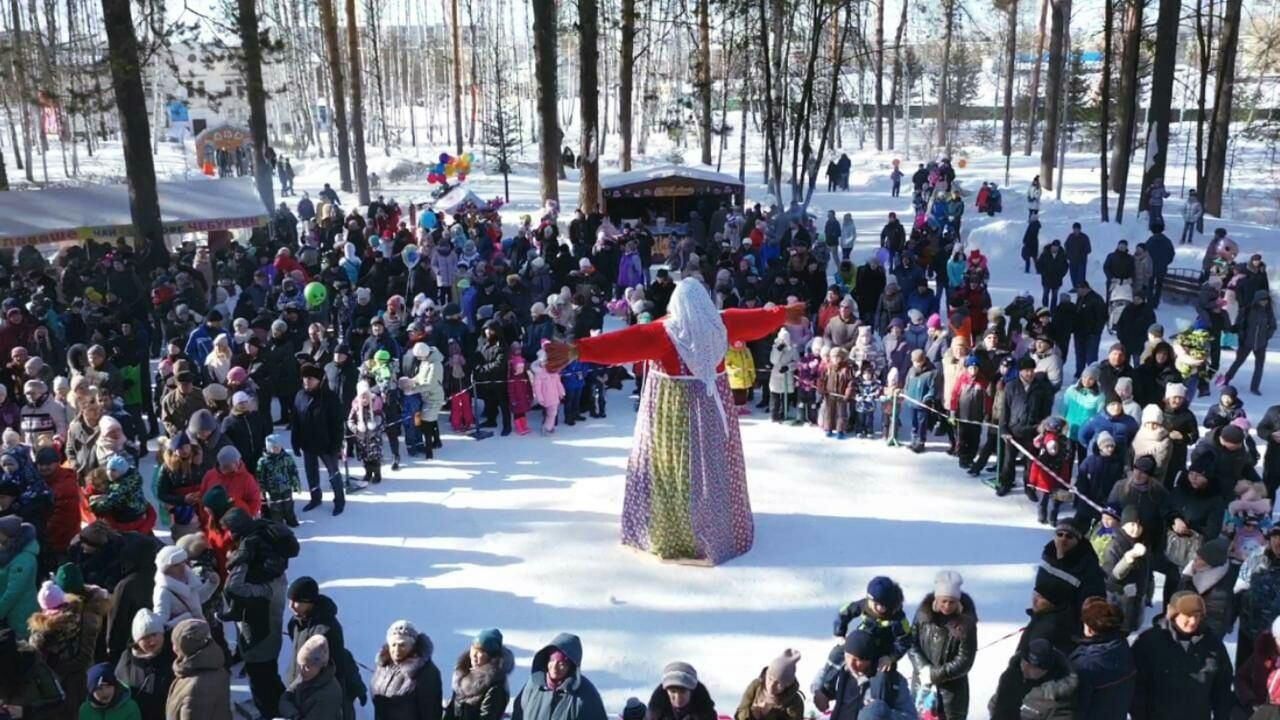 Масленица в выборге. Масленица в парке. Праздник Масленицы в зоопарке. Масленица ярмарка. Масленица в 2022.