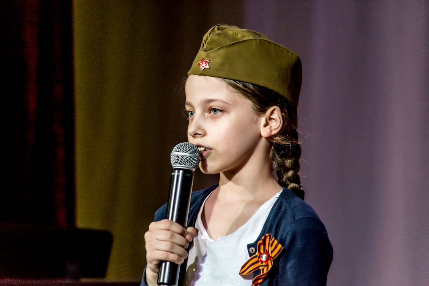 Герой вечера. Тематический вечер ко Дню Победы. Дети поют военную песню