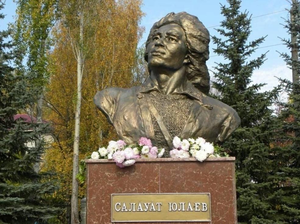 Салават юлаев музей малояз. Бюст Салавата Юлаева в Палдиски. Памятник Салавату Юлаеву (Палдиски). Бюст Салавата Юлаева (Салават). Памятник Салавата Юлаева в Салаватском районе.