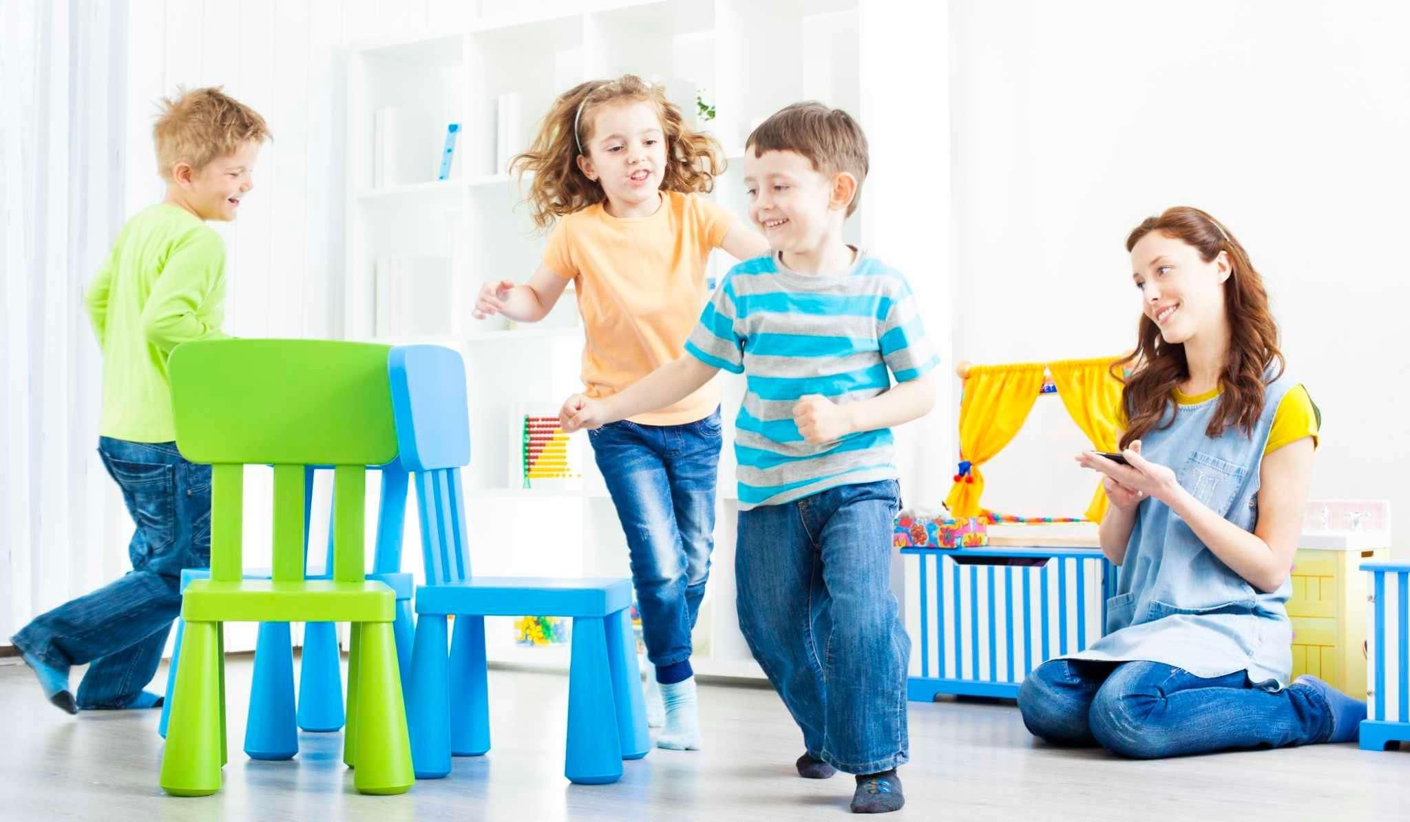 Игры в помещении для группы. Игры для детей. Играющие дети. Музыкальные стулья игра. Дети бегают вокруг стульев.