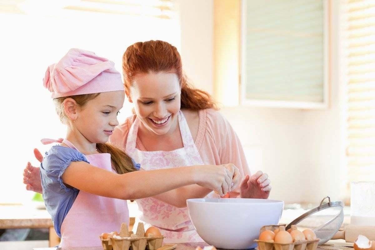 Mama po. Мама с дочкой готовят. Мама с ребенком на кухне. Готовка с мамой. Кухня для детей.