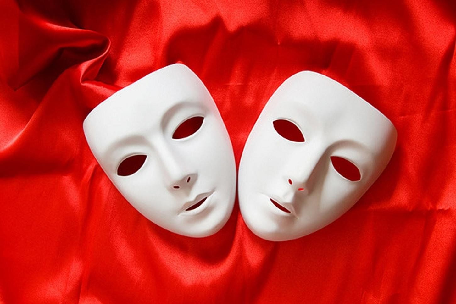 Белая театральная маска. Театральные маски. Театральные маски на Красном фоне. Маски символ театра.