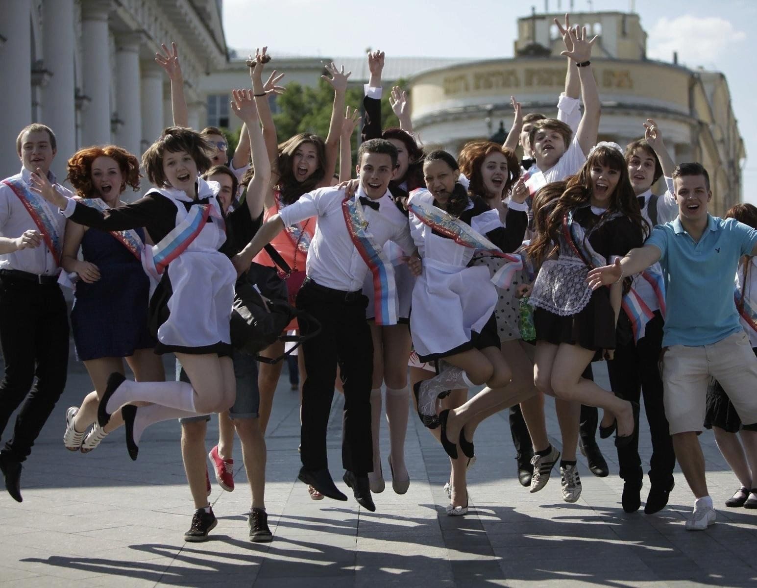 Выпускные фотографии. Школьный выпускной. Школьники выпускной. Выпускники школы. Последний звонок.