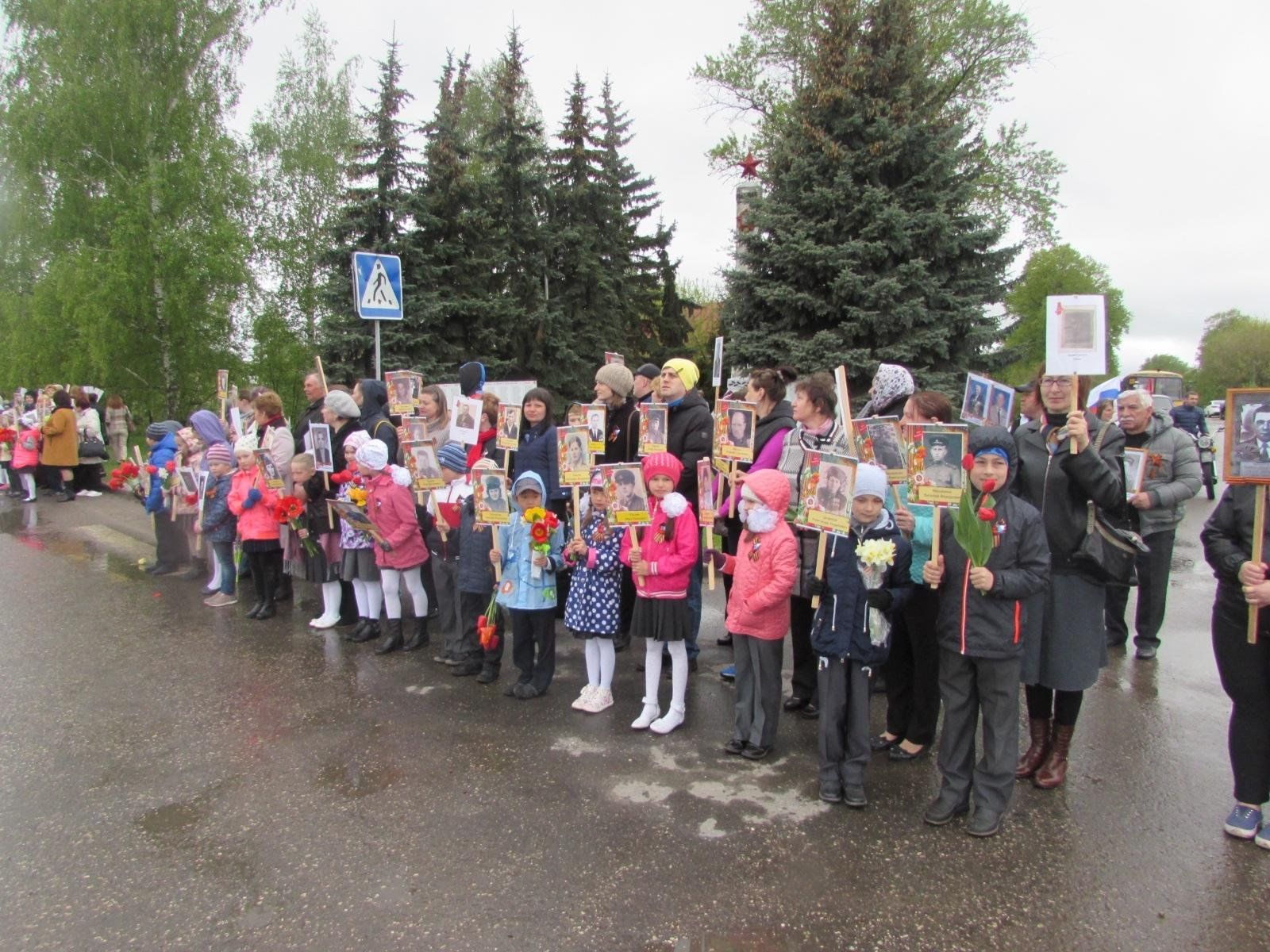 Митинг у обелиска 9 мая в селе. Обелиск. Митинг 9 мая. Мероприятия к 9 мая. Рефтинский 9 мая 2023 у обелиская.