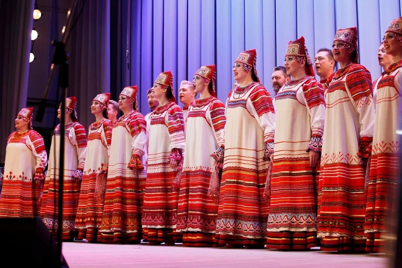 Русские песни в исполнении хора