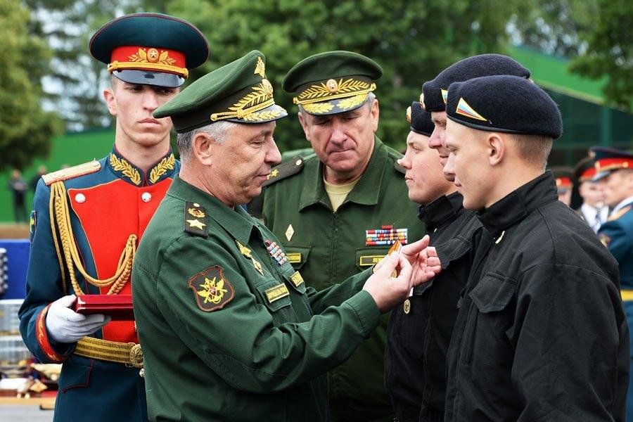 Вручение военных наград. Награждение военнослужащих. Поощрение военнослужащих. Вручение медали солдатам. Командир Российской армии.