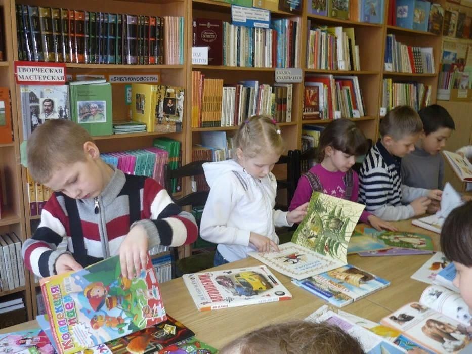 Развитие детской библиотеки. Дошкольники в библиотеке. Дети в библиотеке. Экскурсия в библиотеку для детей. Ученики в библиотеке.