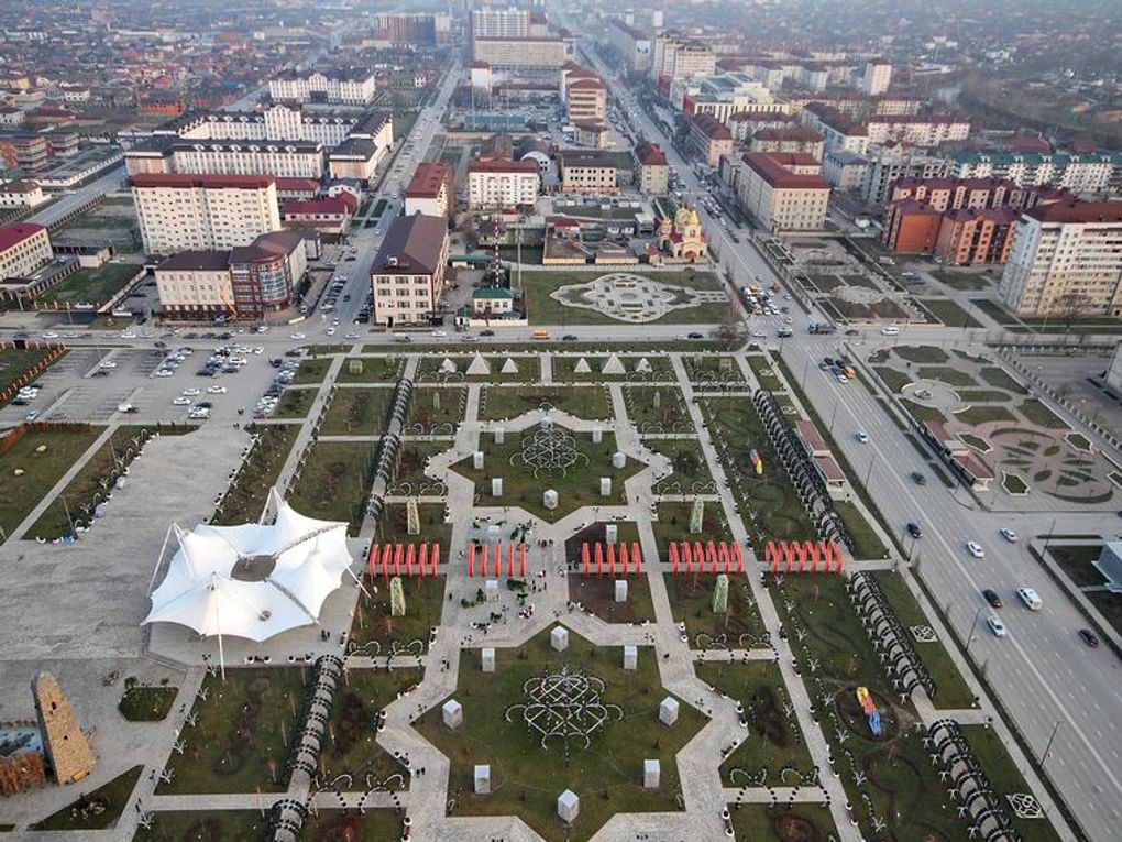 Цветочный сквер. Грозный, Чеченская Республика. Фотография: A. Челмодеев / Фотобанк «Лори»