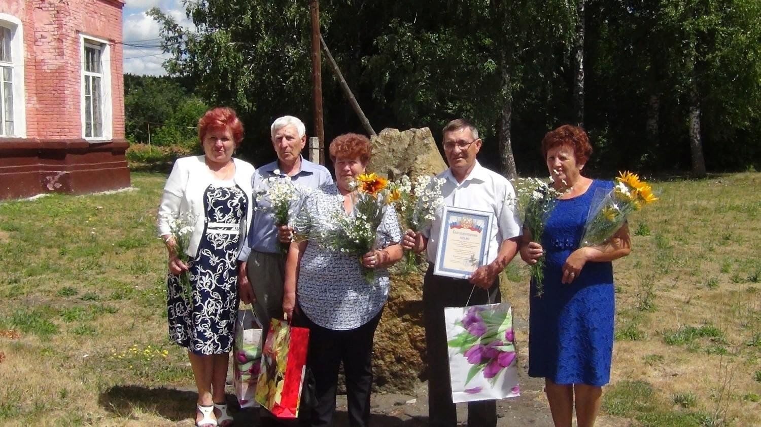 Кондоль пензенская область. Парабель празднование дня любви семьи и верности. Сбербанк Кондоль Пензенская область люди. Магазин Карина Кондоль Пензенская область. Многолетние семьи.