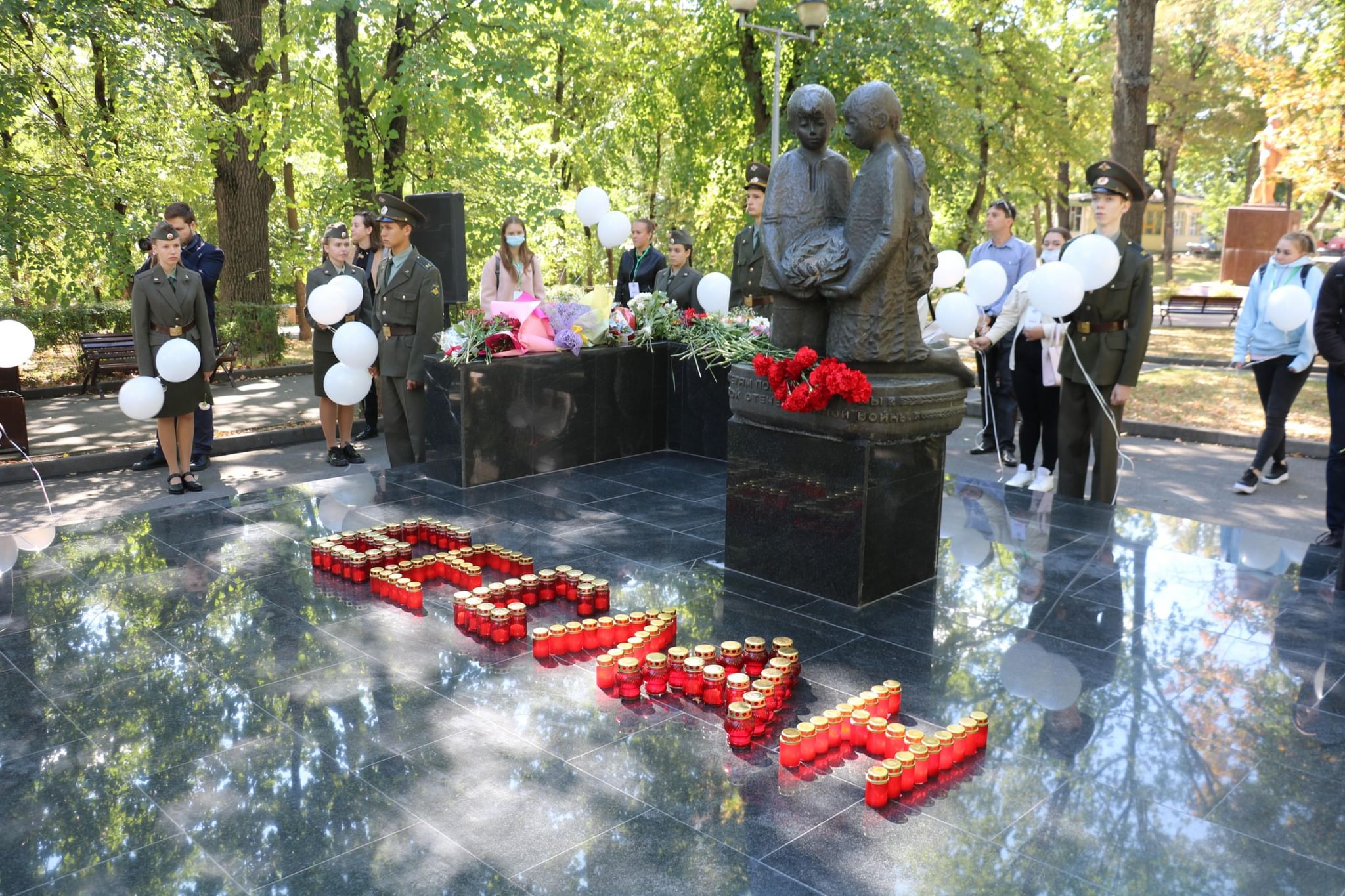 Траур в беслане. Трагедия в Беслане 1 сентября 2004. Терроризм в Беслане 1 сентября 2004 года. Трагедия в Беслане 3 сентября 2004. 3 Сентября терроризм Беслан.