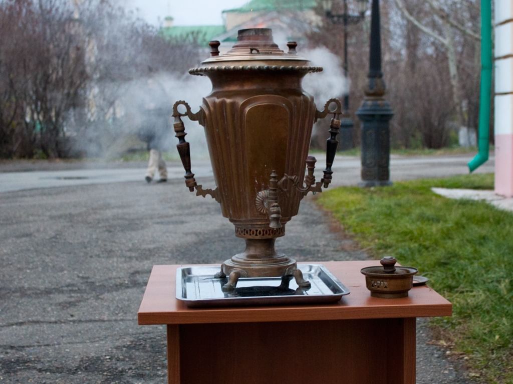 Самовар с сапогом. Чай из самовара Томск. Самовар Томск. Самовар на мероприятие.