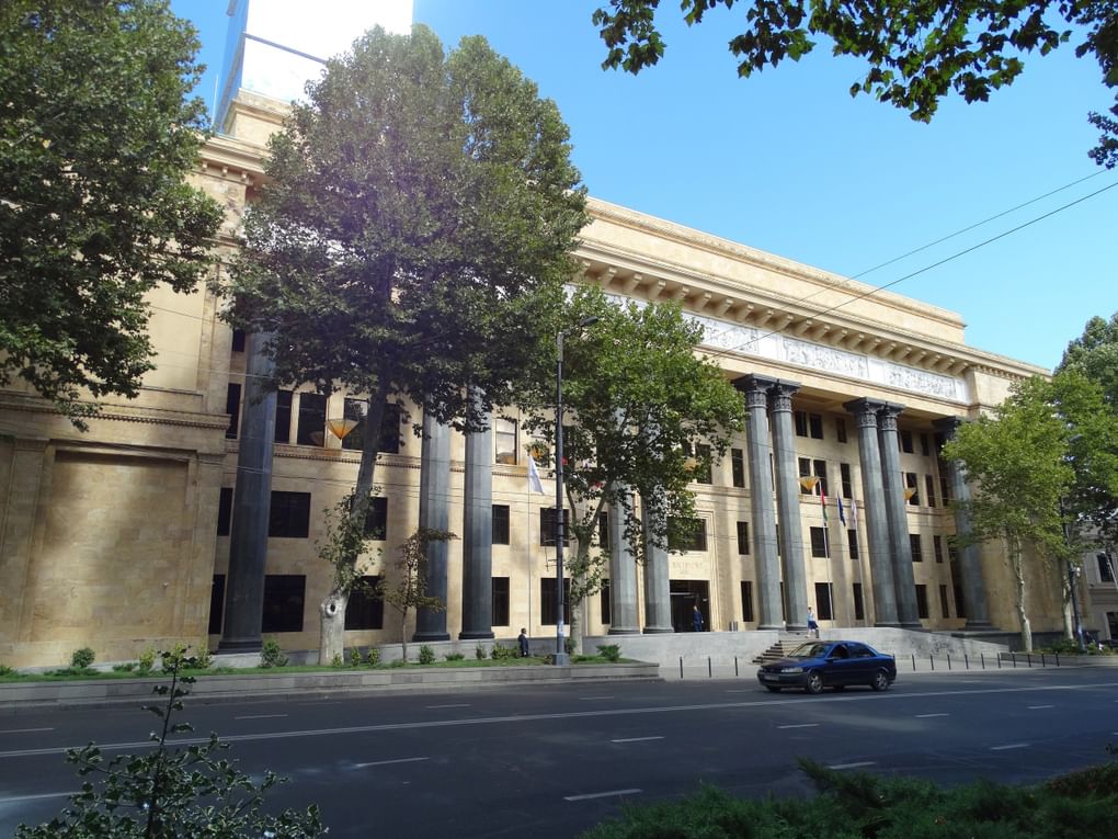 Здание бывшего института марксизма-ленинизма. Тбилиси, Грузия. Фотография: tourister.ru