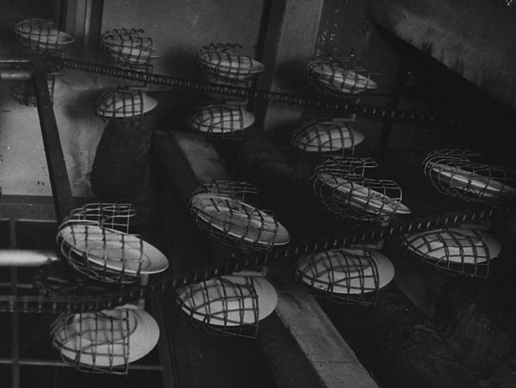 Конвейер для мытья тарелок. 1-я фабрика-кухня Московского союза потребительских обществ. Москва, 1930-е годы. Фотография: Русс-фото / Государственный исторический музей, Москва