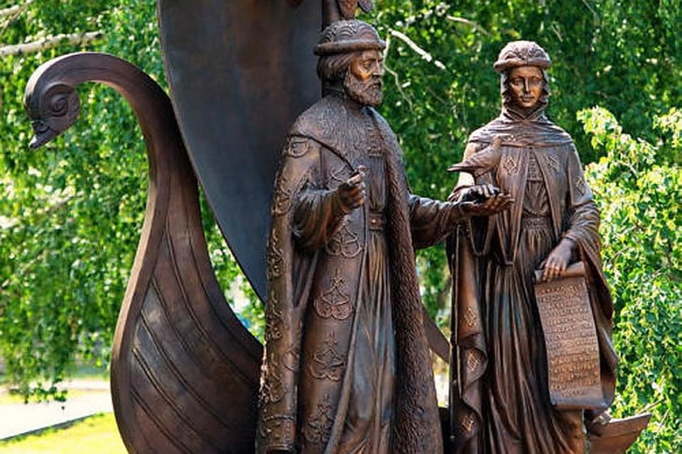 Памятники петру и февронии в городах. Памятник Петру и Февронии в Москве. Памятник Петру и Февронии Муромским в Екатеринбурге. Памятник Петру и Февронии в Екатеринбурге и Муроме.