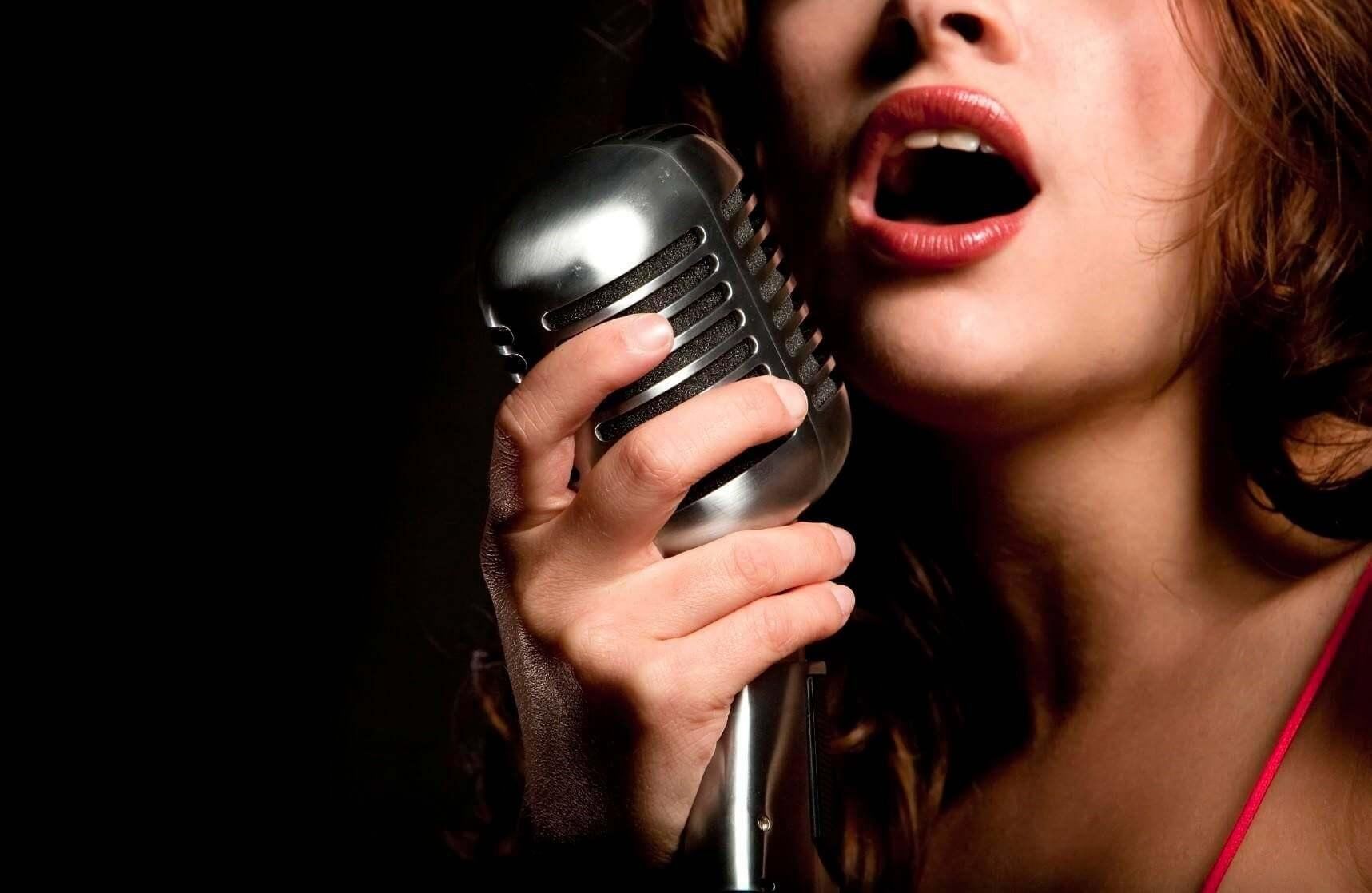 Песня мужчина с женщиной поют. Девушка поет. Женщина с микрофоном. Красивая девушка поет. Женщина поет в микрофон.