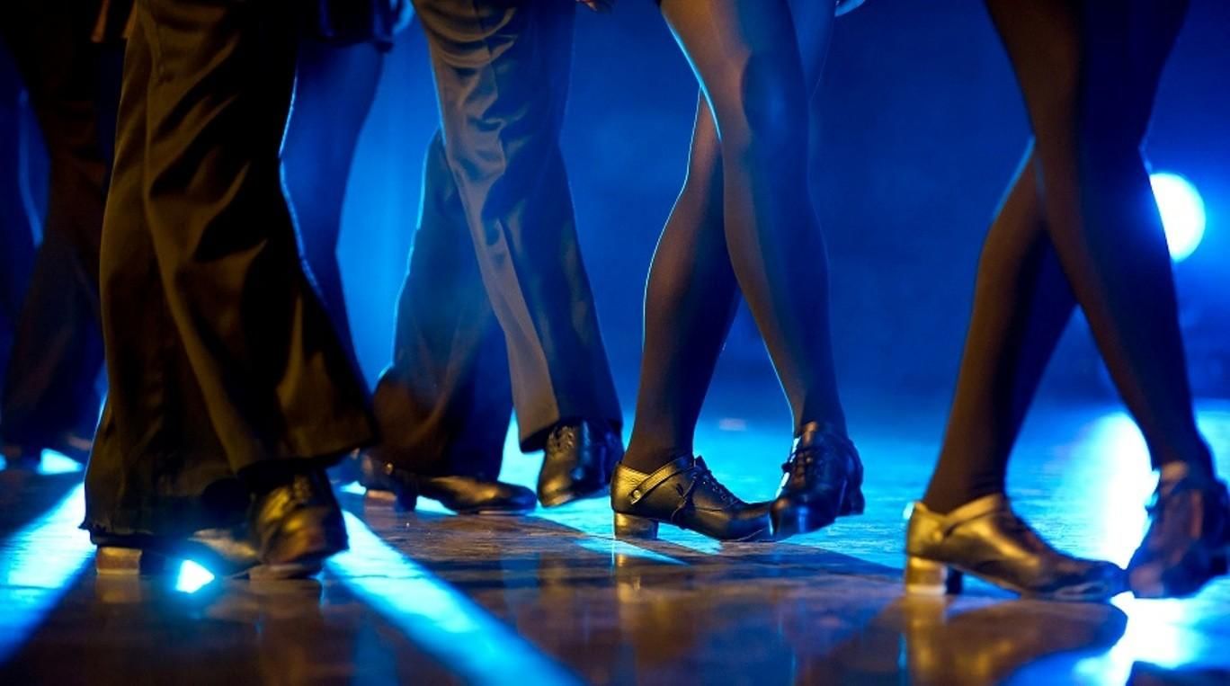 Песня танец ног. Танцующие ноги. Чечётка танец. Ирландский танец ногами. Чечетка ноги.