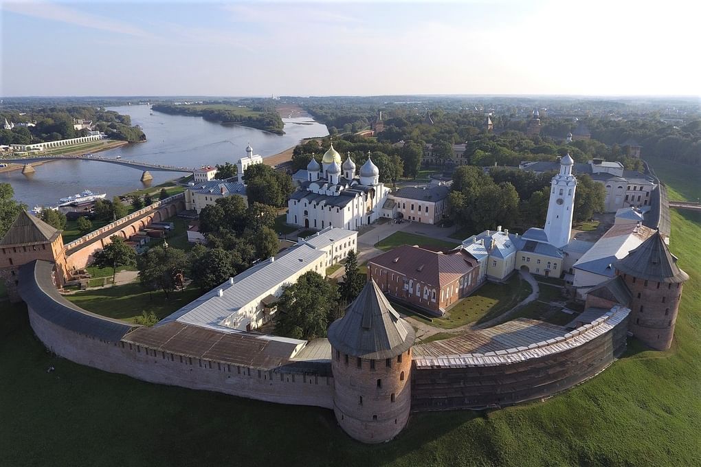 Ансамбль Новгородского Кремля, Великий Новгород. Фотография: EkaterinaKhomichenko / <a href="https://commons.wikimedia.org/w/index.php?curid=72954033" target="_blank" rel="noopener">commons.wikimedia</a> / <a href="https://creativecommons.org/licenses/by-sa/4.0" target="_blank" rel="noopener">CC BY-SA 4.0</a>