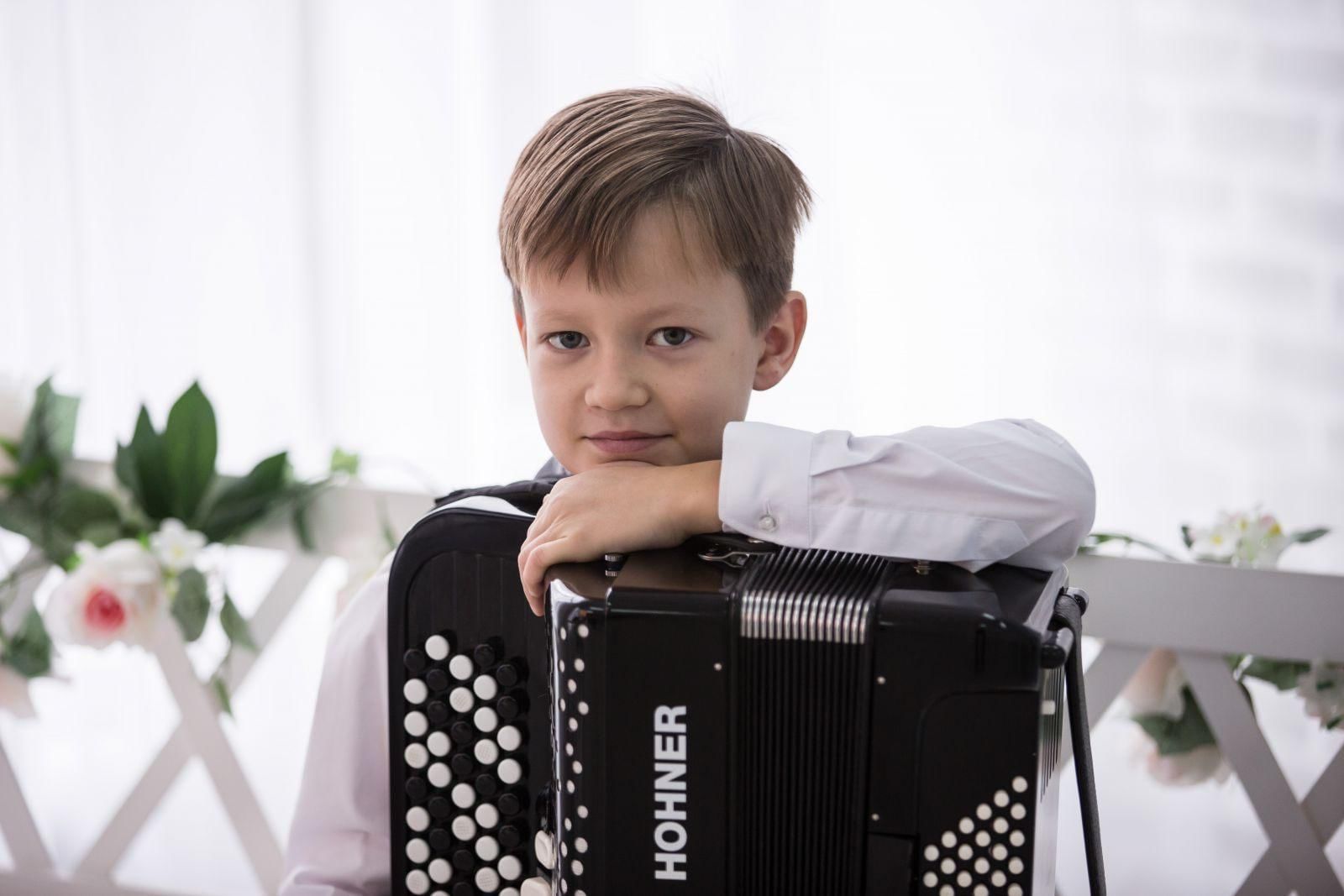 Мальчик с баяном картинки