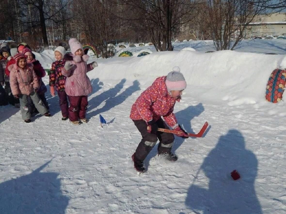 Зимняя спортивная игра с мячом. Зимние игры на улице. Игры зимой на улице для детей. Эстафеты для детей на улице зимой. Зимние развлечения для детей на улице.