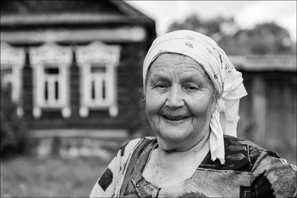 Черно белое фото пожилой женщины