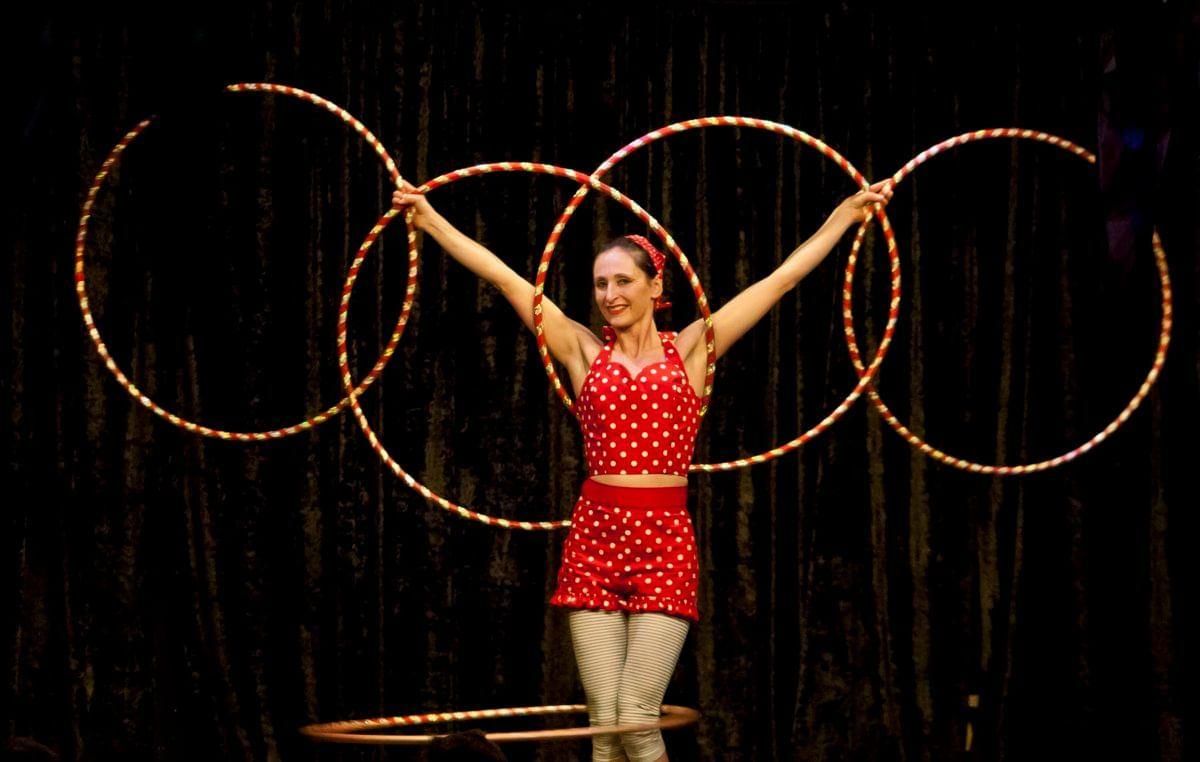 Цирк хула-хупы жонглирование