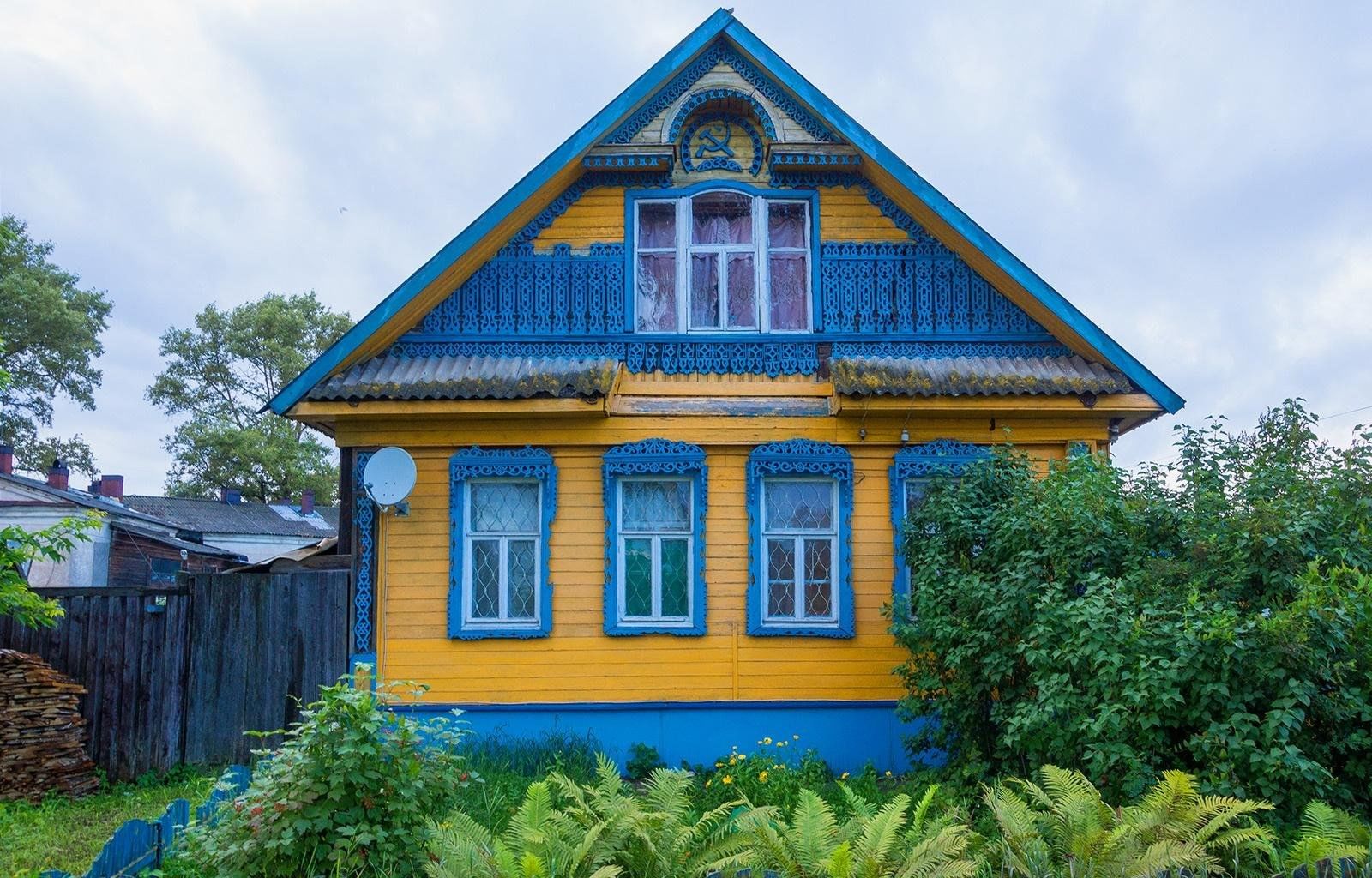 Красивые голубые деревянные дома в деревне фото