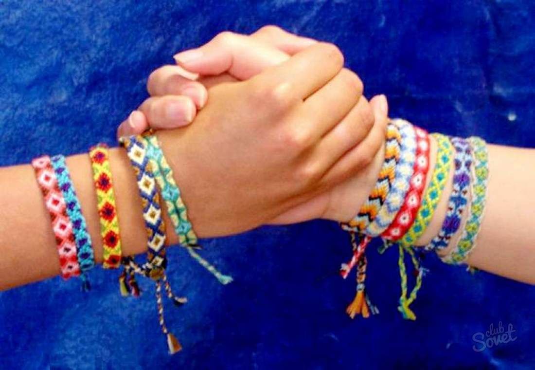 Фенечки из ниток. Фенечка браслет дружбы из ленточек. Браслет из мулине и бусин. Браслет дружбы из ниток. Тройной браслет.