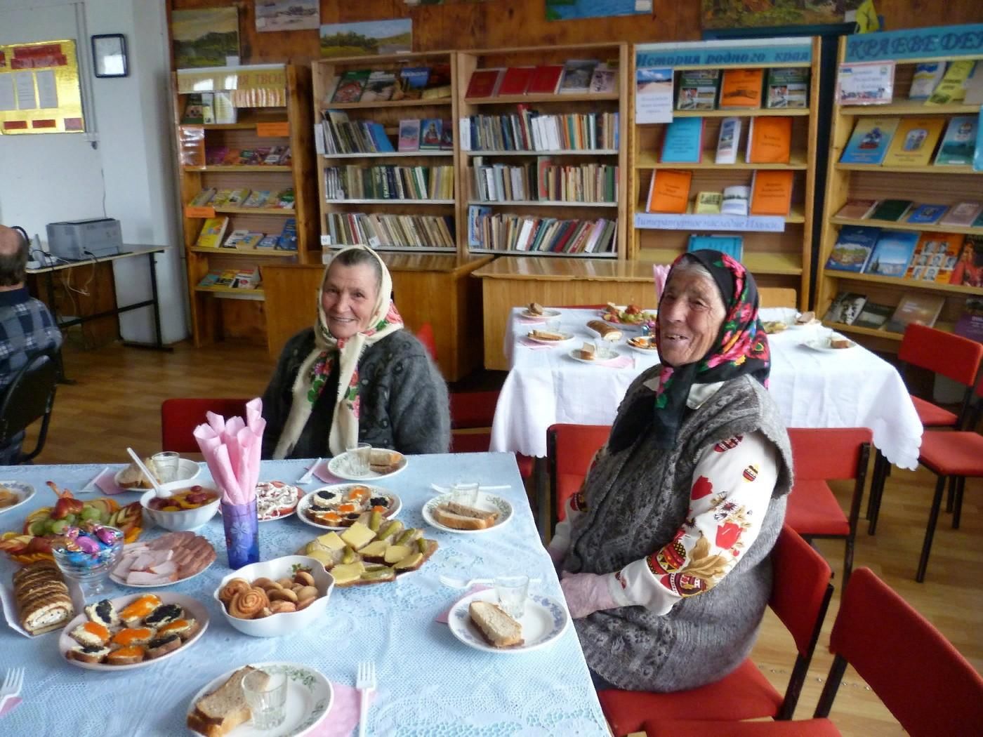 Библиотеки пожилым людям. Пенсионеры на выставке. Пожилые люди в библиотеке. Выставка для пожилых людей в библиотеке. День пожилых в библиотеке.