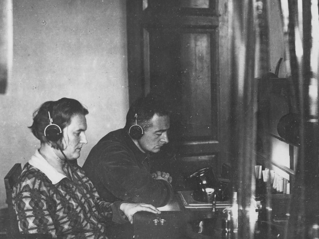 Дзига Вертов со второй женой Елизаветой Свиловой работают над звуком документального фильма Дзиги Вертова «Три песни о Ленине». 1934. Австрийский музей кино, Вена, Австрия