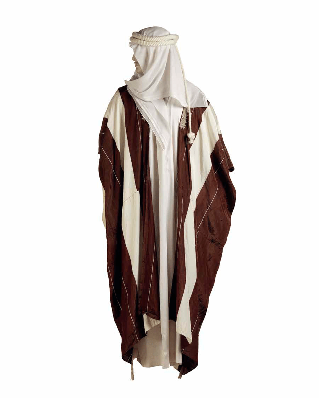 Катарский бишт, тауб, гутра. XIX век. Фотография предоставлена Музеем шейха Фейсала, Катар