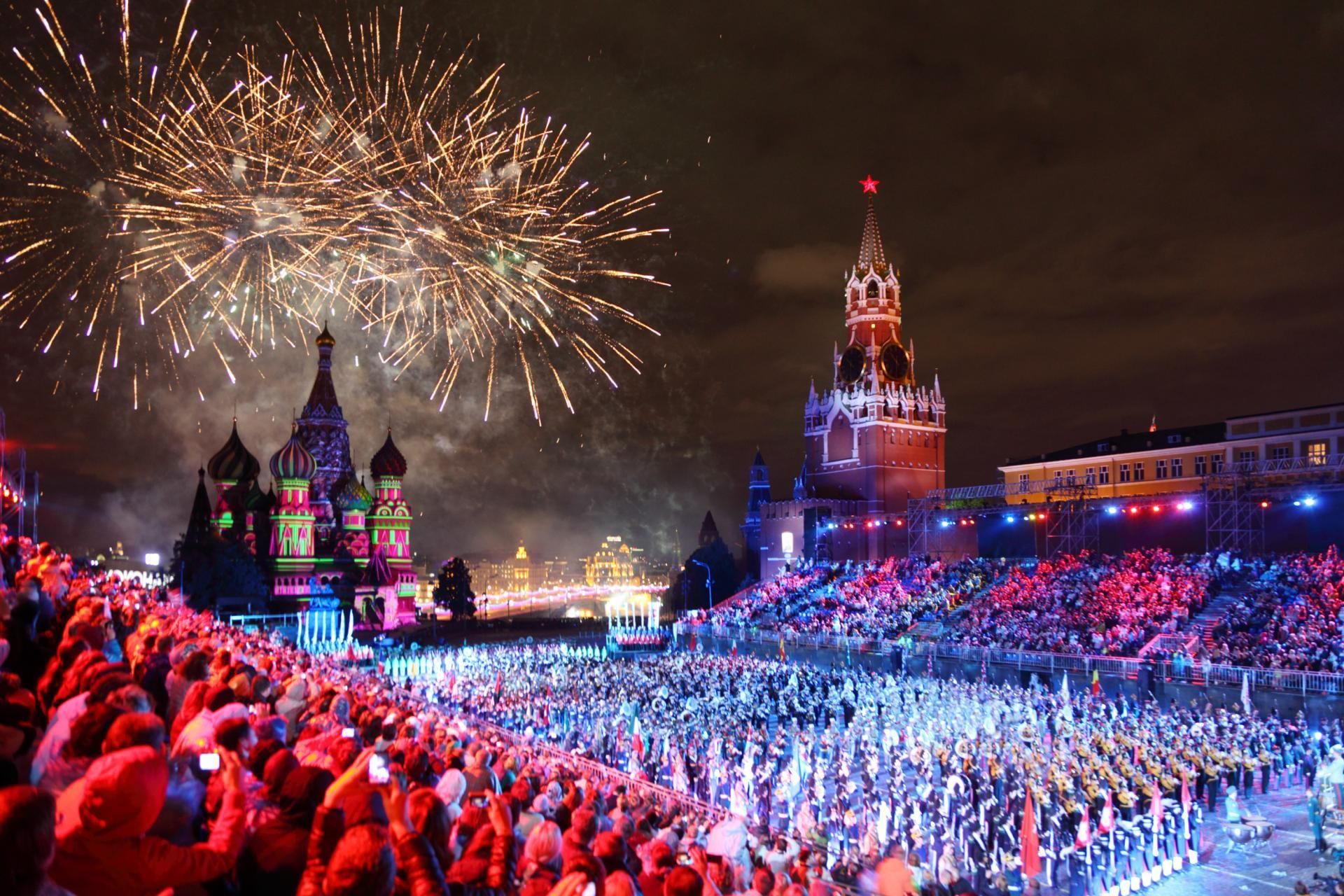 Население москвы 2017. Красная площадь новый год 2010. Москва. Спасская башня новый год.