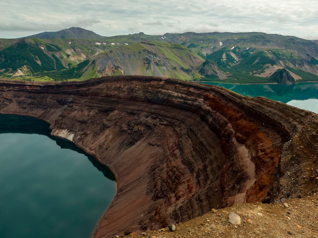 Озеро в кальдере вулкана Ксудач, Камчатский край. Фотография: Юлия Машкова / фотобанк «Лори»