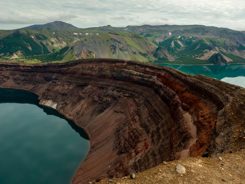 Озеро в кальдере вулкана Ксудач, Камчатский край. Фотография: Юлия Машкова / фотобанк «Лори»